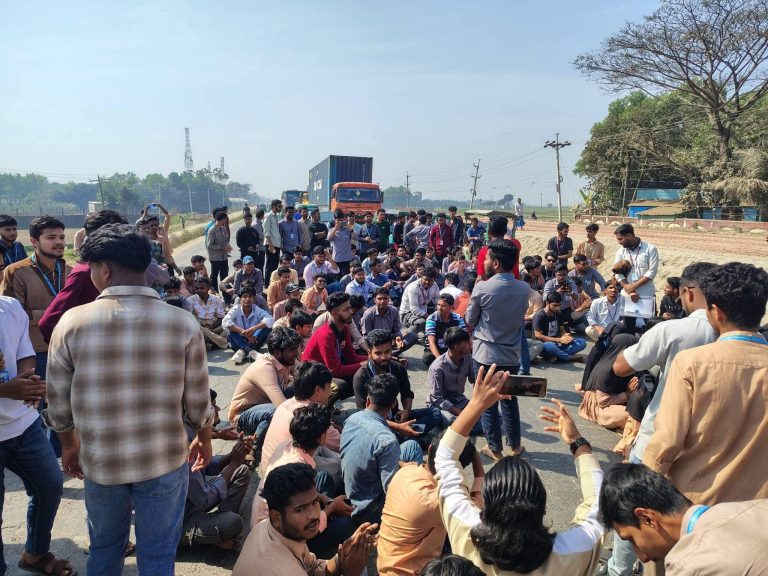গাজীপুরে ডিপ্লোমা প্রকৌশলীদের রেলপথ ও সড়ক অবরোধ